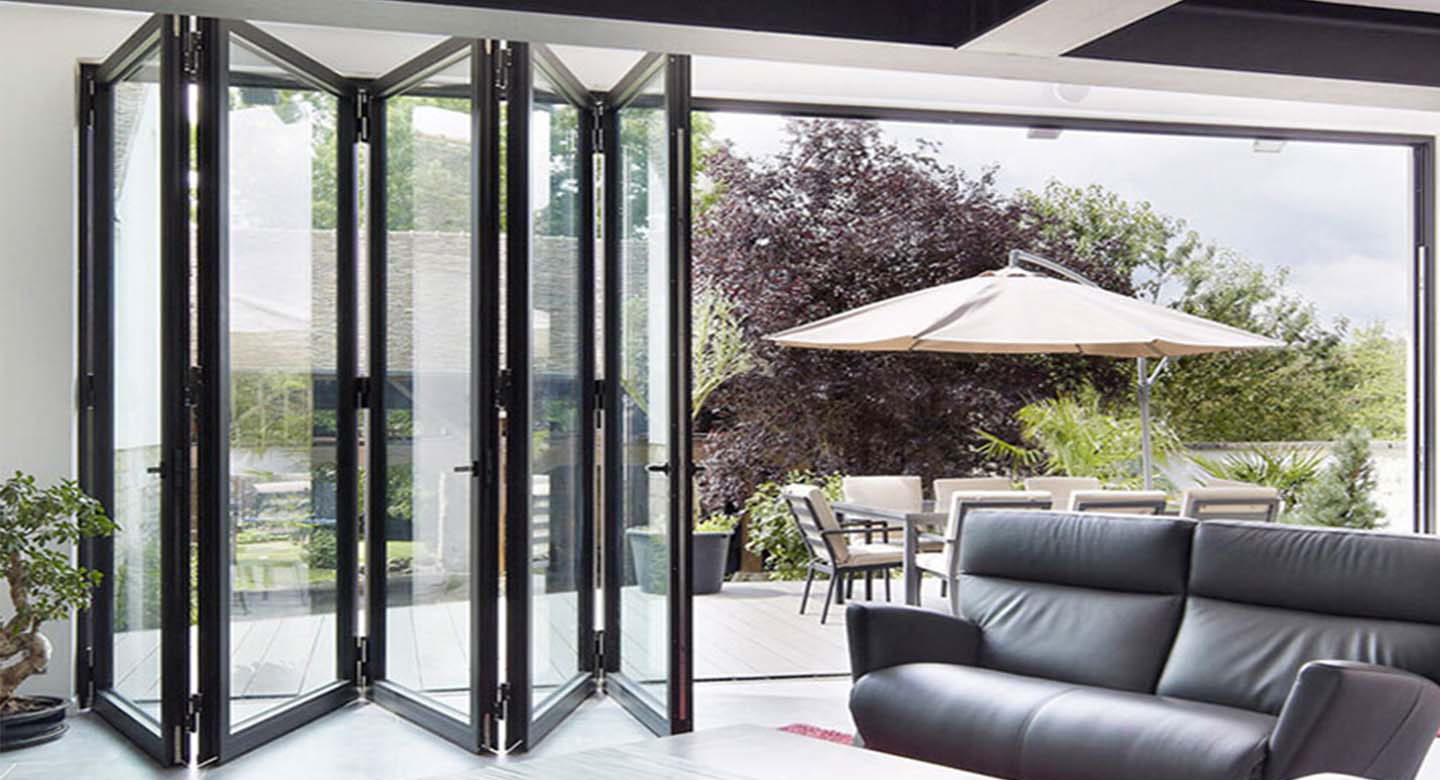 نصب درهای تاشو (Bi-fold Doors)؛ پل ارتباطی بین داخل و بیرون خانه